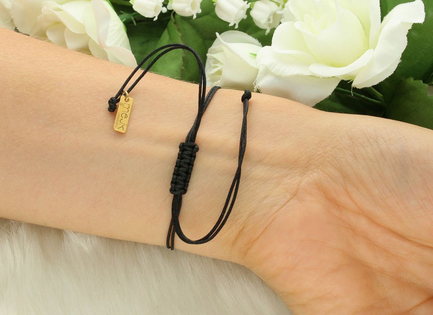 Bransoletka damska srebrna pozłacana próby 925 z łapką psa na czarnym sznureczku. Wymiary 1,7 x 1,5 cm, waga 1,23 g. Regulowane zapięcie – styl i symbolika w jednym1.jpg